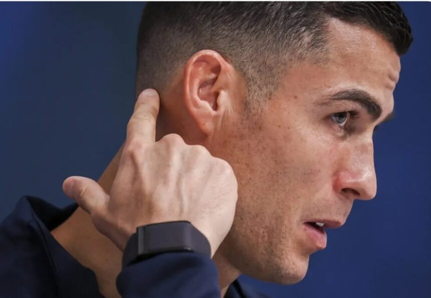 Doha (EFE).- «Ya estoy recuperado y preparado para comenzar el Mundial de la mejor forma», confirmó este lunes Cristiano Ronaldo, el astro de la selección portuguesa, en el foco de todo siempre, pero aún más ahora por sus declaraciones contra el Manchester United, mientras se centra en su quinta Copa del Mundo, «orgulloso» de todo lo que ha hecho y conseguido en su carrera y con la «ambición» de lograr un título que sería «mágico», pero con la felicidad de que no le «falta nada» en su vida. «Si aún tengo que demostrar con 37 años y ocho meses, me preocuparía, después de lo que he hecho y he ganado. Claro que tengo que demostrar lo que soy año tras año», expresó el atacante, ya superado el cuadro digestivo que lo apartó del último amistoso frente a Nigeria, con un triunfo por 4-0; a tres días del debut contra Ghana dentro del grupo H, que se completa con Uruguay y Corea del Sur, y entre las turbulencias de los últimos días por su polémica entrevista antes del Mundial.