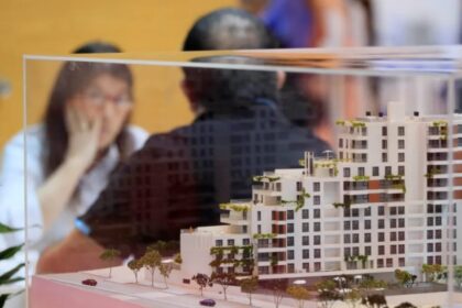 Madrid (EFE).- El Gobierno aprobará este martes en la reunión del Consejo de Ministros un paquete de medidas para aliviar la carga hipotecaria a más de un millón de hogares vulnerables o en riesgo de vulnerabilidad por el incremento del euríbor, «preservando la estabilidad financiera». Esta iniciativa, explica el Ministerio de Asuntos Económicos, se adopta «a falta de cerrar los últimos detalles» en la negociación que el Gobierno mantiene abierta con las patronales bancarias –AEB, CECA y UNACC- y el Banco de España con el objetivo de que entren en vigor el próximo 1 de enero de 2023. Actualmente hay 3,7 millones de hipotecas referenciadas al euríbor y el Ejecutivo opta por ampliar el catálogo de medidas a las que pueden acceder los hogares para que las familias puedan disponer de más opciones para reducir su carga hipotecaria «de forma efectiva» pudiendo elegir la medida que mejor se ajuste a sus necesidades y situación financiera.