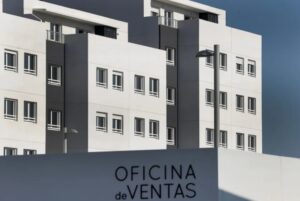 De forma específica se actúa en tres vías: se mejora el tratamiento de las familias vulnerables, se abre un nuevo marco de actuación temporal para familias en riesgo de vulnerabilidad y se adoptan mejoras para facilitar la amortización anticipada de los créditos y la conversión de las hipotecas a tipo fijo.Familias vulnerables En primer lugar, se recogen medidas que mejoran el actual Código de Buenas Prácticas para hipotecados vulnerables, aprobado en 2012, con el fin de adaptarlo a la situación actual, con lo que se da opción a reestructurar el préstamo con con un tipo de interés más bajo durante la carencia del principal de 5 años (euríbor menos 0,1 % frente al euribor más 0,25 % actual). Asimismo, se amplía a 2 años el plazo para solicitar la dación en pago de la vivienda y se contempla la posibilidad de una segunda reestructuración, en caso necesario.