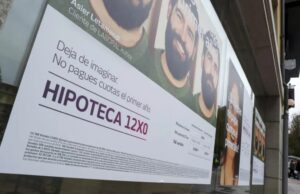 Para todos estos casos, las entidades financieras deberán ofrecer la posibilidad de congelación durante 12 meses de la cuota, un tipo de interés menor sobre el principal aplazado y un alargamiento del plazo del préstamo de hasta 7 años.Medidas adicionales
Por último, se reducirán aún más los gastos y comisiones para facilitar el cambio de tipo variable a tipo fijo y se eliminarán durante todo 2023 las comisiones por amortización anticipada y cambio de hipoteca de tipo variable a fijo.

Los dos Códigos de Buenas Prácticas serán 