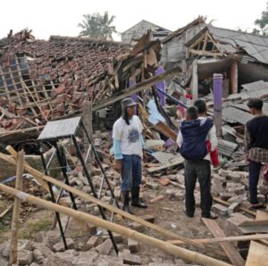 MÁS SOBRE EL TERREMOTO DE INDONESIA– EXPLICATOR: ¿Por qué fue tan mortal el terremoto superficial de Indonesia? Con los hospitales ya abrumados, los pacientes yacían en camillas y catres en tiendas de campaña instaladas afuera, con gotas intravenosas en los brazos mientras esperaban recibir tratamiento adicional. Muchos de los muertos eran estudiantes de escuelas públicas que habían terminado sus clases del día y estaban tomando lecciones adicionales en escuelas islámicas cuando los edificios se derrumbaron, dijo el gobernador de Java Occidental, Ridwan Kamil