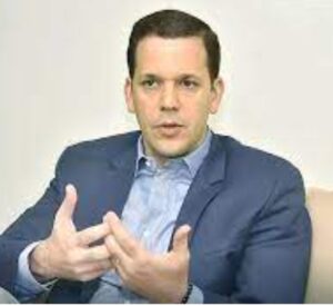HUGO BERAS. El director del Instituto Nacional de Tránsito y Transporte Terrestre se ha formado para ser alcalde y cuenta con amplios conocimientos en materia de tránsito y urbanismo.Fue secretario general del ADN a principios de la actual gestión, cargo que dejó cuando el presidente Luis Abinader le encomendó coordinar el Gabinete de Transporte y luego al frente del Intrant. Aspiró a Alcalde por el Partido Revolucionario Moderno en las elecciones del 2016 y declinó por respaldar a Carolina Mejía, tras entender que en ese momento era la fórmula más viable. No ha dicho que aspira, pero tampoco lo descarta, presumiblemente porque comparta los ideales de Pacheco respecto a Carolina.