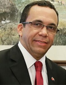 ANDRÉS NAVARRO. Justamente sustituyó a Domingo Contreras cuando renunció a la secretaría general del ADN, lo que le da la experiencia de la municipalidad.También cuenta con experiencia de Estado por haber sido ministro de Relaciones Exteriores y de Educación. Aspiró a la nominación presidencial del PLD mediante un sistema de encuestas y no fue favorecido. Ascendió al Comité Político del PLD y fue un ente importante en la comisión electoral de la pasada consulta interna donde fue escogido Abel Martínez, como candidato presidencial del PLD.