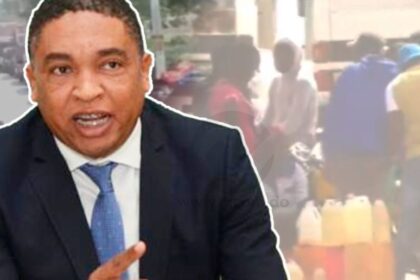 El senador por Elías Piña, Yván Lorenzo, denunció que comerciantes y transportistas dominicanos son chantajeados continuamente por una banda de haitianos que opera al otro lado de la frontera de Comendador, con cierre antojadizo del portón que da acceso al mercado binacional. De acuerdo al congresista, desaprensivos haitianos aprovecha cualquier situación que se produzca o incidente, por sencillo que sea, y entonces proceden a cerrar la puerta solo vuelve abrirse tras el pago de alta suma de dinero.