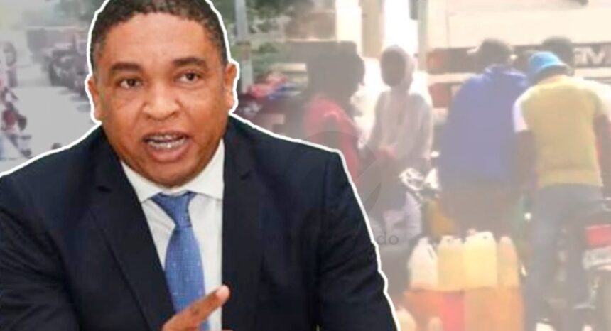 El senador por Elías Piña, Yván Lorenzo, denunció que comerciantes y transportistas dominicanos son chantajeados continuamente por una banda de haitianos que opera al otro lado de la frontera de Comendador, con cierre antojadizo del portón que da acceso al mercado binacional. De acuerdo al congresista, desaprensivos haitianos aprovecha cualquier situación que se produzca o incidente, por sencillo que sea, y entonces proceden a cerrar la puerta solo vuelve abrirse tras el pago de alta suma de dinero.