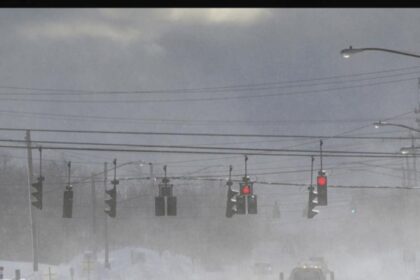 BUFFALO, NY (AP) — El presidente Joe Biden está enviando ayuda federal al oeste de Nueva York para ayudar a las autoridades estatales y locales a limpiar la enorme tormenta que arrojó más de 6 pies (1,8 metros) de nieve en el oeste y el norte de Nueva York y está culpable de tres muertes, anunció la Casa Blanca el lunes. La declaración de emergencia autoriza al Departamento de Seguridad Nacional ya la Agencia Federal para el Manejo de Emergencias a coordinar la ayuda en caso de desastre en 11 condados afectados por la tormenta de nieve con efecto lago el viernes y el sábado. La gobernadora de Nueva York, Kathy Hochul, agradeció a Biden por acceder a su solicitud de ayuda de emergencia y agregó en un comunicado de prensa: “Mi equipo y yo continuaremos trabajando día y noche para mantener a todos a salvo, ayudar a las comunidades a excavar y asegurar hasta el último dólar para ayudar a