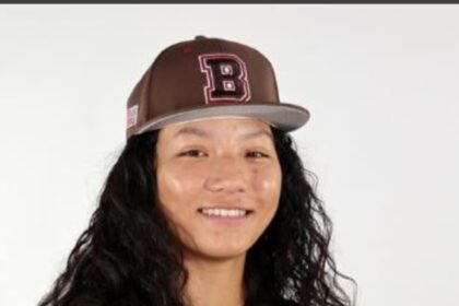 PROVIDENCE, Rhode Island, EE.UU. (AP) — La estudiante de primer año de la Universidad de Brown, Olivia Pichardo, está haciendo historia como la primera mujer en formar parte del roster de béisbol de la División I. El entrenador de Brown, Grant Achilles, anunció el lunes que Pichardo entró en la lista del equipo universitario para la próxima temporada como jugadora utilitaria, y dijo que tuvo la prueba más completa que había presenciado como entrenador. Pichardo fue lanzadora y jardinera de la Selección Nacional Femenina de Béisbol de EE. UU. y jugó béisbol de club en Nueva York. Pasó dos semanas con el programa Brown este otoño, practicó y entrenó con jugadores actuales y se ejercitó como jugadora de cuadro central, jardinera y lanzadora.