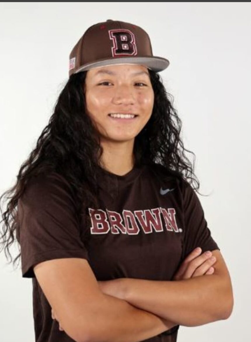 PROVIDENCE, Rhode Island, EE.UU. (AP) — La estudiante de primer año de la Universidad de Brown, Olivia Pichardo, está haciendo historia como la primera mujer en formar parte del roster de béisbol de la División I. El entrenador de Brown, Grant Achilles, anunció el lunes que Pichardo entró en la lista del equipo universitario para la próxima temporada como jugadora utilitaria, y dijo que tuvo la prueba más completa que había presenciado como entrenador. Pichardo fue lanzadora y jardinera de la Selección Nacional Femenina de Béisbol de EE. UU. y jugó béisbol de club en Nueva York. Pasó dos semanas con el programa Brown este otoño, practicó y entrenó con jugadores actuales y se ejercitó como jugadora de cuadro central, jardinera y lanzadora.