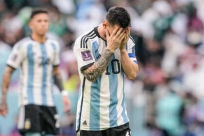 La selección de Arabia Saudita dio la primera gran sorpresa del Mundial de Catar 2022 al derrotar a Argentina 2-1 en la primera jornada del grupo C. El encuentro se celebró en el estadio Icónico de Lusail, situado en la ciudad homónima. El marcador fue inaugurado por Lionel Messi con un gol de penalti en el minuto 10. Aunque el primer tiempo finalizó sin cambios en el luminoso, la Albiceleste se quedó sin una goleada tras la anulación de tres tantos por fuera de lugar. Las posiciones adelantadas corrieron a cargo del astro argentino en el minuto 22, así como del delantero Lautaro Martínez en el 27 y el 35.