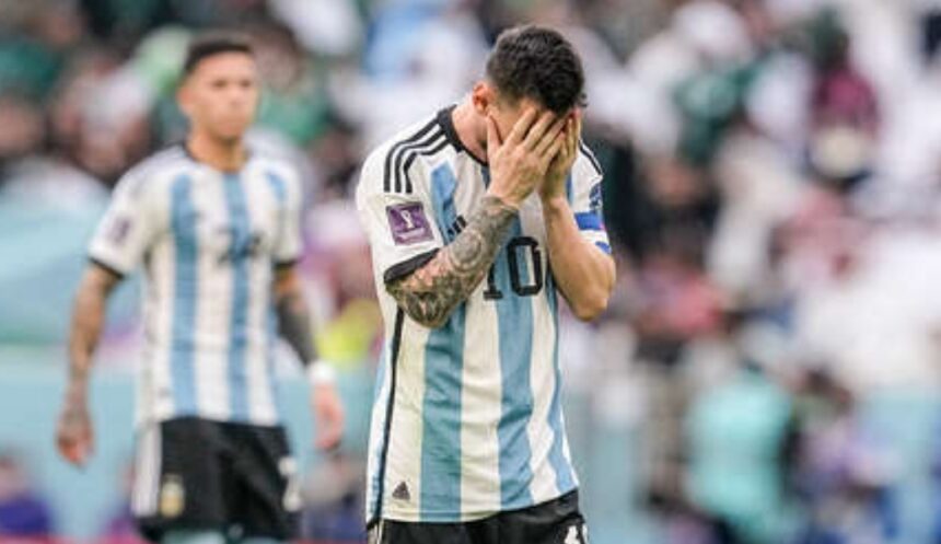La selección de Arabia Saudita dio la primera gran sorpresa del Mundial de Catar 2022 al derrotar a Argentina 2-1 en la primera jornada del grupo C. El encuentro se celebró en el estadio Icónico de Lusail, situado en la ciudad homónima. El marcador fue inaugurado por Lionel Messi con un gol de penalti en el minuto 10. Aunque el primer tiempo finalizó sin cambios en el luminoso, la Albiceleste se quedó sin una goleada tras la anulación de tres tantos por fuera de lugar. Las posiciones adelantadas corrieron a cargo del astro argentino en el minuto 22, así como del delantero Lautaro Martínez en el 27 y el 35.