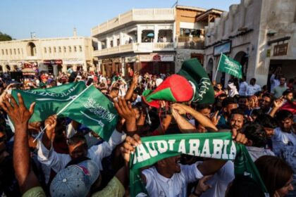 El rey Salmán bin Abdulaziz Al Saud de Arabia Saudita anunció que el miércoles será un feriado de celebración en el país después de que la selección nacional ganara su partido de la Copa del Mundo contra Argentina, informa Arab News. La sugerencia fue hecha por el príncipe heredero Mohamed bin Salmán. Tanto los empleados de los sectores público y privado como los estudiantes en todas las etapas educativas tendrán el día libre.