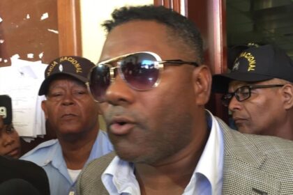 El expelotero dominicano Miguel Tejada, quien actualmente está detenido en el Palacio de Justicia de Ciudad Nueva por una condena a causa de la emisión de cheques sin fondos, aseguró este martes que su caso se trata de una “extorsión” de la que ha sido víctima. “Simplemente he sido víctima de una extorsión”, se limitó a decir el conocido Pelotero de la Patria en el Palacio de Justicia donde este martes se le conoce una audiencia.