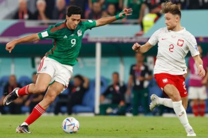 Doha (EFE).- México y Polonia empataron sin goles el partido correspondiente al grupo C del Mundial de fútbol de Qatar 2022 que les enfrentó este martes en el estadio 974 de Doha. La tricolor llevó gran parte de la iniciativa y en la primera mitad, tanto Alexis Vega, en el minuto 26, como Jorge Sánchez, en el 44, gozaron de dos claras ocasiones para abrir el marcador. Sin embargo, la oportunidad más clara la tuvo Polonia, que dispuso de un penalti que no pudo convertir Robert Lewandowski en el minuto 58 y que le desvió el ‘Memo’ Ochoa, quien a sus 37 años disputa su quinto Mundial. El árbitro no lo apreció en primera instancia, pero sí cuando fue llamado a revisión por el VAR.