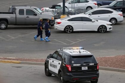 FacebookTwitterLinkedInWhatsAppCompartir Washington (EFE).- Varias personas han muerto en un nuevo tiroteo ocurrido anoche en un supermercado de la cadena Walmart de Chesapeake (Virginia, Estados Unidos). Según han informado medios locales, el autor de la matanza ha fallecido y, aunque se desconoce la cifra exacta de víctimas, un portavoz policial ha señalado que se encuentra por debajo de diez. La Policía fue alertada de los hechos a las 22:12 hora local del martes (03:12 GMT del miércoles), cuando el supermercado todavía se encontraba abierto.