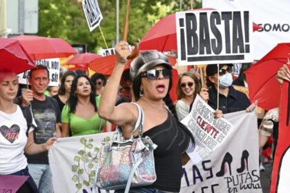 Valencia (EFE).- Machista, con actitud patriarcal y consumidor frecuente de pornografía son algunos de los rasgos del demandante de prostitución, actividad que en la última década ha experimentado una transformación digital profunda y que en España puede considerarse «legal de facto», por la normalización de su presencia en internet. Así lo pone de manifiesto en una entrevista con EFE el catedrático de Sociología en la Universidad de Valencia Antonio Ariño, quien en su libro «La prostitución en la Comunidad Valenciana» (Tirant Lo Blanch) propone una mirada sociológica a este fenómeno y analiza las características propias de una «institución histórica de larguísima duración» y sustentada en buena medida en mujeres víctimas de trata.