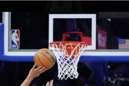 FILADELFIA (AP) — Sí, Ben Simmons fue abucheado . Tal vez no tan fuerte como esperaba el escolta de los Nets , pero uno de los exjugadores más vilipendiados en la historia del deporte de Filadelfia fue abucheado desde los calentamientos hasta la bocina final en su primer partido en la ciudad desde que su exequipo accedió a su demanda de canje en febrero. “Esta es una noche de orejeras de Vince Vaughn ”, dijo el entrenador de los Nets, Jacque Vaughn, entre risas. Los 76ers con poco personal fueron los que convirtieron el juego en una risa. Simmons tuvo 11 puntos, 11 asistencias, siete rebotes y se fue sin anotar en el último cuarto de la derrota de Brooklyn 115-106 ante Filadelfia el martes por la noche. Oh, sí, los fanáticos de los Sixers maldijeron, convirtieron las camisetas viejas con el número 25 en proyectos de arte, y los fieles despreciados en su mayoría dejaron que el guardia mercurial se lo quedara porque creían que le dio la espalda a la franquicia que lo convirtió en la selección número 1 en 2016.