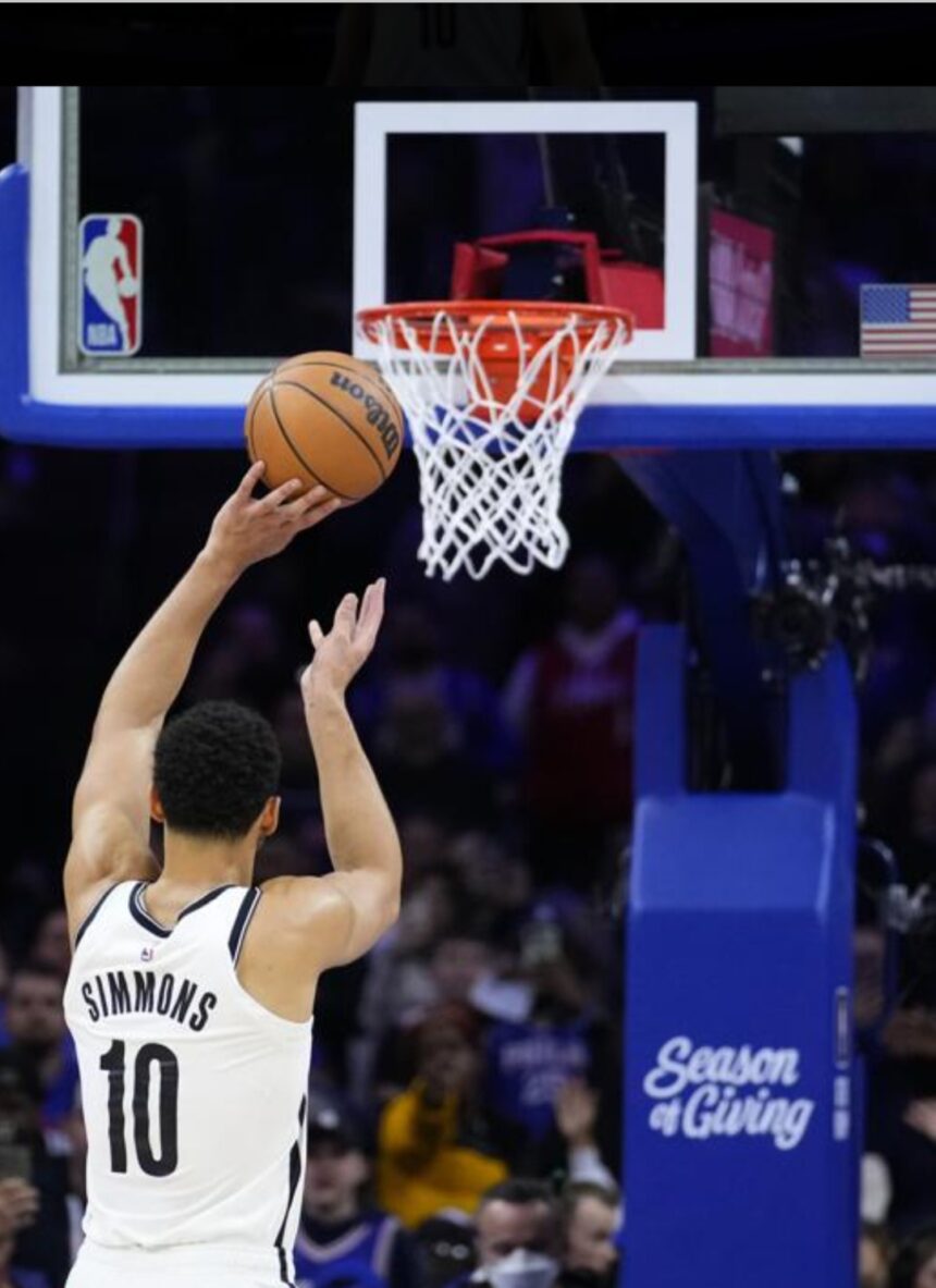 FILADELFIA (AP) — Sí, Ben Simmons fue abucheado . Tal vez no tan fuerte como esperaba el escolta de los Nets , pero uno de los exjugadores más vilipendiados en la historia del deporte de Filadelfia fue abucheado desde los calentamientos hasta la bocina final en su primer partido en la ciudad desde que su exequipo accedió a su demanda de canje en febrero. “Esta es una noche de orejeras de Vince Vaughn ”, dijo el entrenador de los Nets, Jacque Vaughn, entre risas. Los 76ers con poco personal fueron los que convirtieron el juego en una risa. Simmons tuvo 11 puntos, 11 asistencias, siete rebotes y se fue sin anotar en el último cuarto de la derrota de Brooklyn 115-106 ante Filadelfia el martes por la noche. Oh, sí, los fanáticos de los Sixers maldijeron, convirtieron las camisetas viejas con el número 25 en proyectos de arte, y los fieles despreciados en su mayoría dejaron que el guardia mercurial se lo quedara porque creían que le dio la espalda a la franquicia que lo convirtió en la selección número 1 en 2016.
