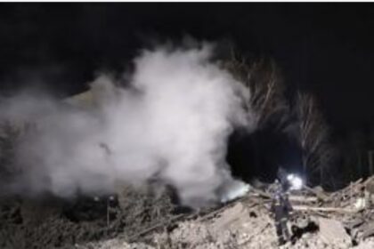 Kyiv, Ucrania (AP) — Un ataque nocturno con cohetes alcanzó la sala de maternidad de un hospital en el sur de Ucrania y mató a un bebé recién nacido, dijeron el miércoles las autoridades ucranianas. La madre del bebé y un médico fueron sacados con vida de entre los escombros. El gobernador de la región dijo que los cohetes eran rusos. El ataque en Vilniansk, cerca de la ciudad de Zaporizhzhia, se suma al espantoso costo sufrido por los hospitales y otras instalaciones médicas, y sus pacientes y personal, en la invasión rusa que entra en su décimo mes esta semana.