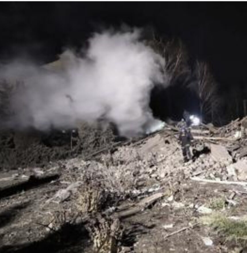 Kyiv, Ucrania (AP) — Un ataque nocturno con cohetes alcanzó la sala de maternidad de un hospital en el sur de Ucrania y mató a un bebé recién nacido, dijeron el miércoles las autoridades ucranianas. La madre del bebé y un médico fueron sacados con vida de entre los escombros. El gobernador de la región dijo que los cohetes eran rusos. El ataque en Vilniansk, cerca de la ciudad de Zaporizhzhia, se suma al espantoso costo sufrido por los hospitales y otras instalaciones médicas, y sus pacientes y personal, en la invasión rusa que entra en su décimo mes esta semana.