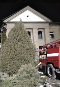 Kyiv, Ucrania (AP) — Un ataque nocturno con cohetes alcanzó la sala de maternidad de un hospital en el sur de Ucrania y mató a un bebé recién nacido, dijeron el miércoles las autoridades ucranianas. La madre del bebé y un médico fueron sacados con vida de entre los escombros.El gobernador de la región dijo que los cohetes eran rusos.

El ataque en Vilniansk, cerca de la ciudad de Zaporizhzhia, se suma al espantoso costo sufrido por los hospitales y otras instalaciones médicas, y sus pacientes y personal, en la invasión rusa que entra en su décimo mes esta semana.

Han estado en la línea de fuego desde el principio, incluido un ataque aéreo del 9 de marzo que destruyó un hospital de maternidad en la ciudad portuaria ahora ocupada de Mariupol.