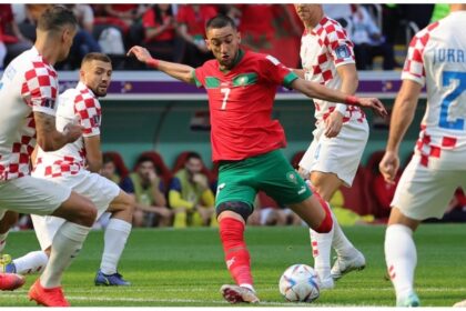 Las selecciones de Marruecos y Croacia cerraron su primer partido sin goles y firmaron tablas con un empate a cero en la primera jornada de fase de grupos en el grupo F. El encuentro se celebró en el estadio Al Bayt de la ciudad de Jor. La primera mitad del partido terminó sin goles con un solo remate a portería a cuenta de Croacia, que fue despejado por el arquero marroquí Yassine Bounou en el tiempo añadido. En la segunda parte los jugadores de ambos combinados tampoco pudieron inaugurar el marcador.