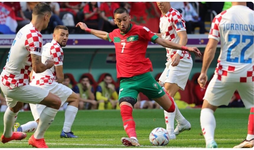 Las selecciones de Marruecos y Croacia cerraron su primer partido sin goles y firmaron tablas con un empate a cero en la primera jornada de fase de grupos en el grupo F. El encuentro se celebró en el estadio Al Bayt de la ciudad de Jor. La primera mitad del partido terminó sin goles con un solo remate a portería a cuenta de Croacia, que fue despejado por el arquero marroquí Yassine Bounou en el tiempo añadido. En la segunda parte los jugadores de ambos combinados tampoco pudieron inaugurar el marcador.