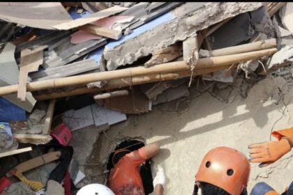 CIANJUR, Indonesia (AP) — Más rescatistas y voluntarios fueron desplegados el miércoles en áreas devastadas en la isla principal de Java, Indonesia, para buscar a los muertos y desaparecidos de un terremoto que mató al menos a 271 personas . Con muchos desaparecidos, algunas áreas remotas aún inalcanzables y más de 2.000 personas heridas en el terremoto de magnitud 5,6 del lunes , es probable que aumente el número de muertos. Los hospitales cercanos al epicentro en la isla densamente poblada ya estaban desbordados, y los pacientes conectados a gotas intravenosas yacían en camillas y catres en tiendas de campaña instaladas afuera, en espera de recibir tratamiento adicional. Más de 12.000 efectivos del ejército fueron desplegados el miércoles para aumentar la fuerza de los esfuerzos de búsqueda que llevan a cabo más de 2.000 fuerzas conjuntas de la policía, la agencia de búsqueda y rescate y voluntarios, dijo Suharyanto, jefe de la Agencia Nacional de Mitigación de Desastres.