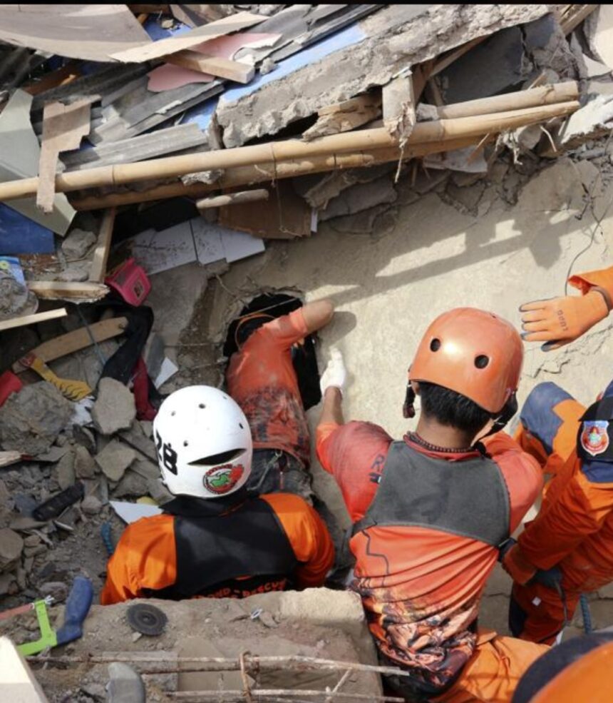 CIANJUR, Indonesia (AP) — Más rescatistas y voluntarios fueron desplegados el miércoles en áreas devastadas en la isla principal de Java, Indonesia, para buscar a los muertos y desaparecidos de un terremoto que mató al menos a 271 personas . Con muchos desaparecidos, algunas áreas remotas aún inalcanzables y más de 2.000 personas heridas en el terremoto de magnitud 5,6 del lunes , es probable que aumente el número de muertos. Los hospitales cercanos al epicentro en la isla densamente poblada ya estaban desbordados, y los pacientes conectados a gotas intravenosas yacían en camillas y catres en tiendas de campaña instaladas afuera, en espera de recibir tratamiento adicional. Más de 12.000 efectivos del ejército fueron desplegados el miércoles para aumentar la fuerza de los esfuerzos de búsqueda que llevan a cabo más de 2.000 fuerzas conjuntas de la policía, la agencia de búsqueda y rescate y voluntarios, dijo Suharyanto, jefe de la Agencia Nacional de Mitigación de Desastres.