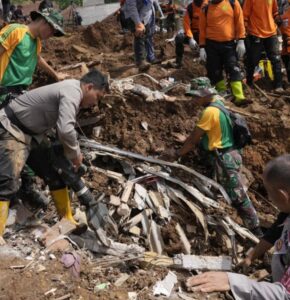CIANJUR, Indonesia (AP) — Más rescatistas y voluntarios fueron desplegados el miércoles en áreas devastadas en la isla principal de Java, Indonesia, para buscar a los muertos y desaparecidos de un terremoto que mató al menos a 271 personas .Con muchos desaparecidos, algunas áreas remotas aún inalcanzables y más de 2.000 personas heridas en el terremoto de magnitud 5,6 del lunes , es probable que aumente el número de muertos. Los hospitales cercanos al epicentro en la isla densamente poblada ya estaban desbordados, y los pacientes conectados a gotas intravenosas yacían en camillas y catres en tiendas de campaña instaladas afuera, en espera de recibir tratamiento adicional.

Más de 12.000 efectivos del ejército fueron desplegados el miércoles para aumentar la fuerza de los esfuerzos de búsqueda que llevan a cabo más de 2.000 fuerzas conjuntas de la policía, la agencia de búsqueda y rescate y voluntarios, dijo Suharyanto, jefe de la Agencia Nacional de Mitigación de Desastres.CIANJUR, Indonesia (AP) — Más rescatistas y voluntarios fueron desplegados el miércoles en áreas devastadas en la isla principal de Java, Indonesia, para buscar a los muertos y desaparecidos de un terremoto que mató al menos a 271 personas .

Con muchos desaparecidos, algunas áreas remotas aún inalcanzables y más de 2.000 personas heridas en el terremoto de magnitud 5,6 del lunes , es probable que aumente el número de muertos. Los hospitales cercanos al epicentro en la isla densamente poblada ya estaban desbordados, y los pacientes conectados a gotas intravenosas yacían en camillas y catres en tiendas de campaña instaladas afuera, en espera de recibir tratamiento adicional.

Más de 12.000 efectivos del ejército fueron desplegados el miércoles para aumentar la fuerza de los esfuerzos de búsqueda que llevan a cabo más de 2.000 fuerzas conjuntas de la policía, la agencia de búsqueda y rescate y voluntarios, dijo Suharyanto, jefe de la Agencia Nacional de Mitigación de Desastres.