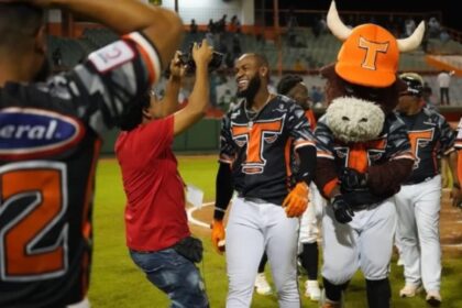 Bryan de la Cruz disparó un jonrón en la parte baja del episodio número once para finalizar el partido y darle un triunfo a los Toros del Este 2-1 sobre las Estrellas Orientales la noche de este martes en el Estadio Francisco Micheli. El relevista Román Méndez retiró a Miguel Andújar y luego enfrentó a De la Cruz quien botó la pelota por el jardín izquierdo del Micheli.