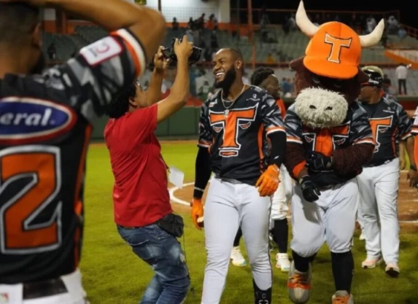 Bryan de la Cruz disparó un jonrón en la parte baja del episodio número once para finalizar el partido y darle un triunfo a los Toros del Este 2-1 sobre las Estrellas Orientales la noche de este martes en el Estadio Francisco Micheli. El relevista Román Méndez retiró a Miguel Andújar y luego enfrentó a De la Cruz quien botó la pelota por el jardín izquierdo del Micheli.