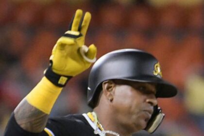 Yoenis Céspedes regresó a la acción pegando dos cuadrangulares y remolcando tres anotaciones para que las Águilas Cibaeñas se impusieran 7-3 a los Leones del Escogido, anoche en el Estadio Cibao. La victoria fue la 23 para las Águilas con 10 derrotas, ampliando su ventaja en la primera posición en el torneo. Rojos y amarillos se enfrascaron en duelo de pitcheo entre Carlos Martínez por los locales y Brent Honeywell por los visitantes, quienes dejaron en blanco a sus oponentes las cuatro primeras entradas. En el quinto ambas ofensivas hicieron explosión.