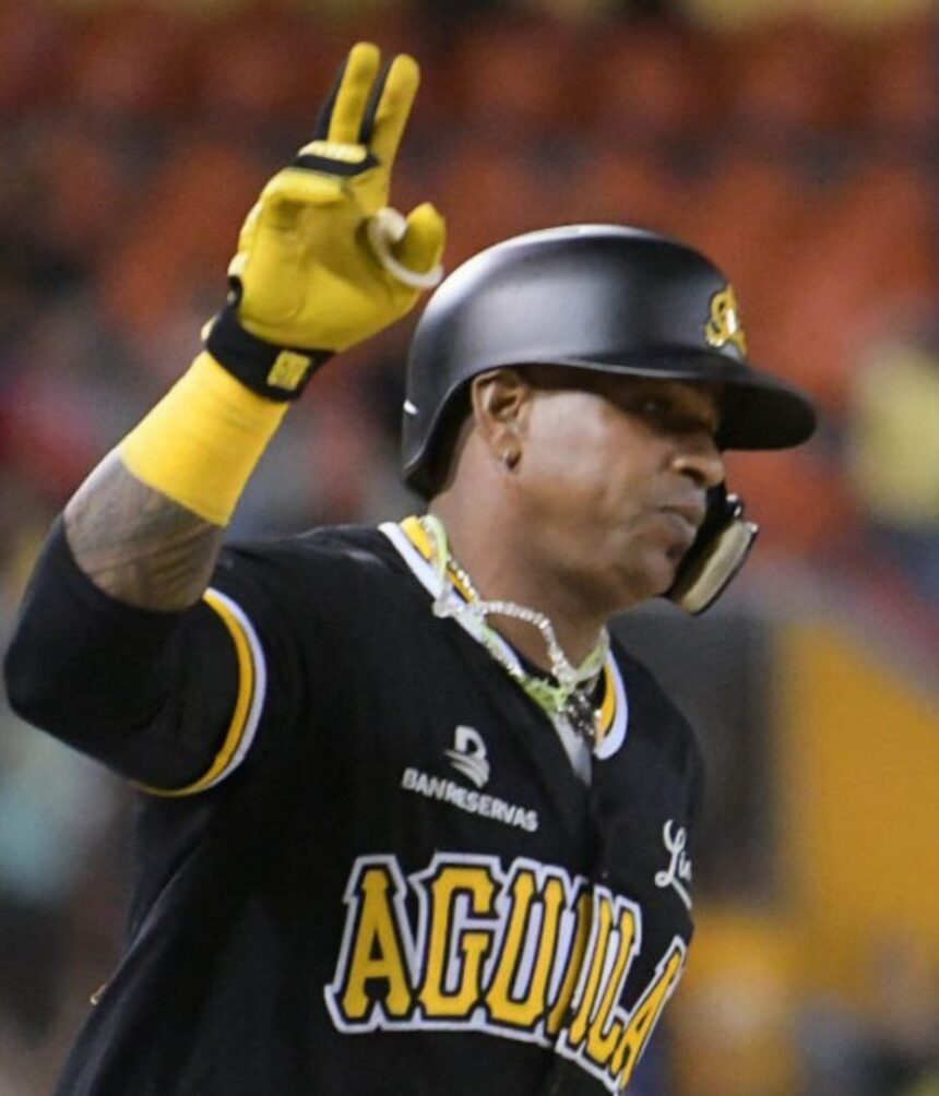 Yoenis Céspedes regresó a la acción pegando dos cuadrangulares y remolcando tres anotaciones para que las Águilas Cibaeñas se impusieran 7-3 a los Leones del Escogido, anoche en el Estadio Cibao. La victoria fue la 23 para las Águilas con 10 derrotas, ampliando su ventaja en la primera posición en el torneo. Rojos y amarillos se enfrascaron en duelo de pitcheo entre Carlos Martínez por los locales y Brent Honeywell por los visitantes, quienes dejaron en blanco a sus oponentes las cuatro primeras entradas. En el quinto ambas ofensivas hicieron explosión.