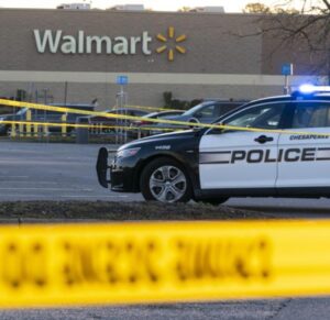 Policía: Empleado de Walmart abrió fuego en tienda, matando a 6 7 CHESAPEAKE, Virginia, EE.UU. (AP) — Un empleado de Walmart abrió fuego en una tienda en Virginia y dejó seis muertos, dijo la policía el miércoles, en el segundo asesinato masivo de alto perfil del país en pocos días. El agresor también se suicidó.La tienda en Chesapeake estaba ocupada justo antes del tiroteo el martes por la noche con personas que se abastecían antes del feriado de Acción de Gracias, dijo un comprador a un canal de televisión local .
No hubo un motivo claro para el tiroteo, que también dejó a cuatro personas en el hospital, dijo el jefe de policía Mark G. Solesky. Se registró la casa del pistolero, pero Solesky no dio su nombre, solo dijo que era un empleado de Walmart, porque su familia no había sido notificada.
“Estoy devastado por el acto de violencia sin sentido que tuvo lugar anoche en nuestra ciudad”, dijo el alcalde Rick W. West en un comunicado publicado en la cuenta de Twitter de la ciudad el miércoles. “Chesapeake es una comunidad muy unida y todos estamos conmocionados por esta noticia”.