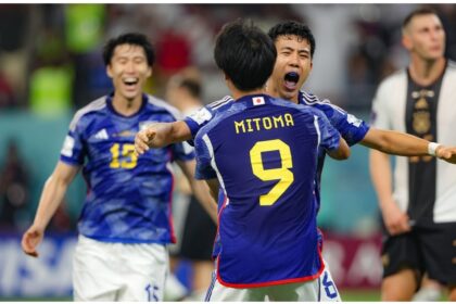 La selección de Japón dio la segunda sorpresa del Mundial tras derrotar por 2-1 a Alemania en la primera jornada del grupo E, un día después de que Argentina cayera ante Arabia Saudita por el mismo resultado. El estadio Internacional Jalifa (Doha) fue el escenario del duelo, en el que los nipones lograron una remontada en apenas diez minutos tras ir por detrás en el marcador durante casi todo el partido. La primera parte del encuentro estuvo marcada por el total dominio de Alemania que, tras varios ataques infructuosos, logró abrir el marcador tras convertir Ilkay Gundogan un penalti señalado tras una falta del arquero japonés Shuichi Gonda contra el defensa lateral David Raum.