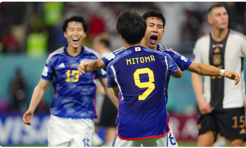 La selección de Japón dio la segunda sorpresa del Mundial tras derrotar por 2-1 a Alemania en la primera jornada del grupo E, un día después de que Argentina cayera ante Arabia Saudita por el mismo resultado. El estadio Internacional Jalifa (Doha) fue el escenario del duelo, en el que los nipones lograron una remontada en apenas diez minutos tras ir por detrás en el marcador durante casi todo el partido. La primera parte del encuentro estuvo marcada por el total dominio de Alemania que, tras varios ataques infructuosos, logró abrir el marcador tras convertir Ilkay Gundogan un penalti señalado tras una falta del arquero japonés Shuichi Gonda contra el defensa lateral David Raum.
