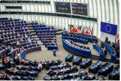 Estrasburgo (Francia) (EFE).- El Parlamento Europeo ha declarado este miércoles a Rusia como un Estado promotor del terrorismo a la vista de sus «ataques deliberados y las atrocidades contra la población ucraniana». También ha reclamado a la Unión Europea un nuevo marco jurídico para clasificar a estos Estados y restringir las relaciones del bloque comunitario con dichos países. «La destrucción de infraestructuras civiles y otras violaciones graves de los derechos humanos y del derecho internacional humanitario constituyen actos de terror contra la población ucraniana y crímenes de guerra», ha lamentado el Parlamento Europeo. La Eurocámara ha emitido una resolución en la que vuelve a condenar estos ataques «cometidos por Rusia en persecución de objetivos políticos destructivos en Ucrania y otros países».