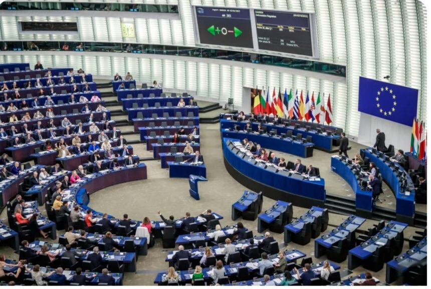 Estrasburgo (Francia) (EFE).- El Parlamento Europeo ha declarado este miércoles a Rusia como un Estado promotor del terrorismo a la vista de sus «ataques deliberados y las atrocidades contra la población ucraniana». También ha reclamado a la Unión Europea un nuevo marco jurídico para clasificar a estos Estados y restringir las relaciones del bloque comunitario con dichos países. «La destrucción de infraestructuras civiles y otras violaciones graves de los derechos humanos y del derecho internacional humanitario constituyen actos de terror contra la población ucraniana y crímenes de guerra», ha lamentado el Parlamento Europeo. La Eurocámara ha emitido una resolución en la que vuelve a condenar estos ataques «cometidos por Rusia en persecución de objetivos políticos destructivos en Ucrania y otros países».