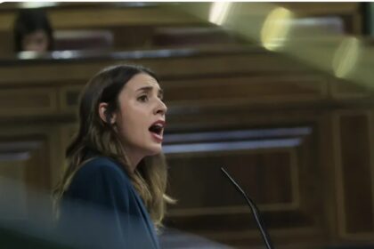FacebookTwitterLinkedInWhatsAppCompartir Madrid (EFE).- La ministra de Igualdad, Irene Montero, ha agradecido el apoyo «tan contundente» de la mayoría «feminista y democrática» en España, pero se ha mostrado «preocupada» por el nivel de «violencia política» que se está alcanzando, pues considera que la diputada de Vox Carla Toscano sobrepasó un límite que «muchos otros estaban rozando desde hace más de una semana». En declaraciones en la Cadena Ser, Montero se ha referido a las palabras que este miércoles pronunció Toscano durante su intervención en el debate de presupuestos del Ministerio de Igualdad, donde señaló que el «único mérito» de la ministra había sido «estudiar en profundidad a Pablo Iglesias». «No es que alguien se levante y diga ese día una barbaridad», ha dicho Montero, que ha animado a hacer una «reflexión» sobre esta violencia política que se ha instalado desde hace varios días por muchos que han rozado ese límite con todo tipo de descalificaciones que lo único que pretenden es «frenar» la lucha feminista. Llamamiento casi unánime de los portavoces a evitar los insultos en el Congreso