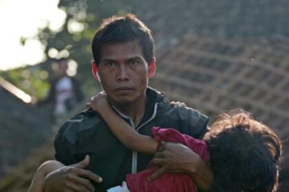 CIANJUR, Indonesia (AP) — En el cuarto día de una búsqueda cada vez más urgente, los rescatistas indonesios redujeron su trabajo el jueves a un deslizamiento de tierra donde se cree que decenas quedaron atrapados después de que un terremoto mató al menos a 271 personas , más de un tercio de ellos niños. Muchos de los más de 1.000 miembros del personal de rescate están utilizando retroexcavadoras, perros rastreadores y detectores de vida, así como martillos neumáticos y manos desnudas, para acelerar la búsqueda en el área más afectada del pueblo de Cijendil, donde se cree que la gente sigue atrapada después de un accidente. El deslizamiento de tierra provocado por el sismo del lunes dejó toneladas de lodo, rocas y árboles en el subdistrito de Cugenang.