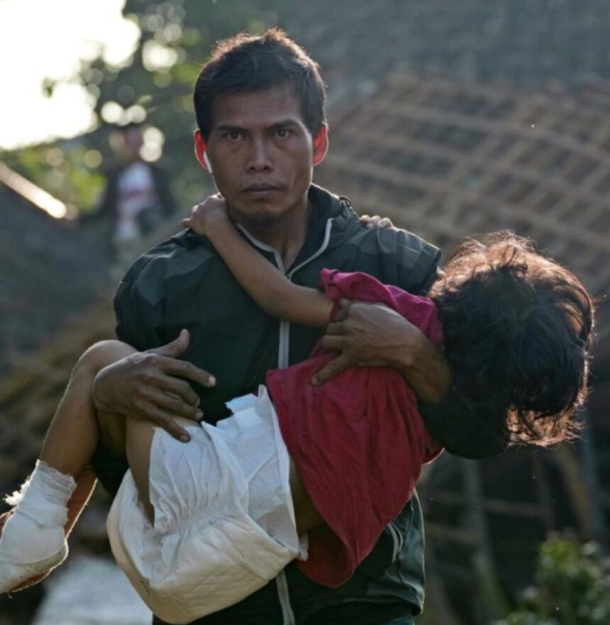 CIANJUR, Indonesia (AP) — En el cuarto día de una búsqueda cada vez más urgente, los rescatistas indonesios redujeron su trabajo el jueves a un deslizamiento de tierra donde se cree que decenas quedaron atrapados después de que un terremoto mató al menos a 271 personas , más de un tercio de ellos niños. Muchos de los más de 1.000 miembros del personal de rescate están utilizando retroexcavadoras, perros rastreadores y detectores de vida, así como martillos neumáticos y manos desnudas, para acelerar la búsqueda en el área más afectada del pueblo de Cijendil, donde se cree que la gente sigue atrapada después de un accidente. El deslizamiento de tierra provocado por el sismo del lunes dejó toneladas de lodo, rocas y árboles en el subdistrito de Cugenang.
