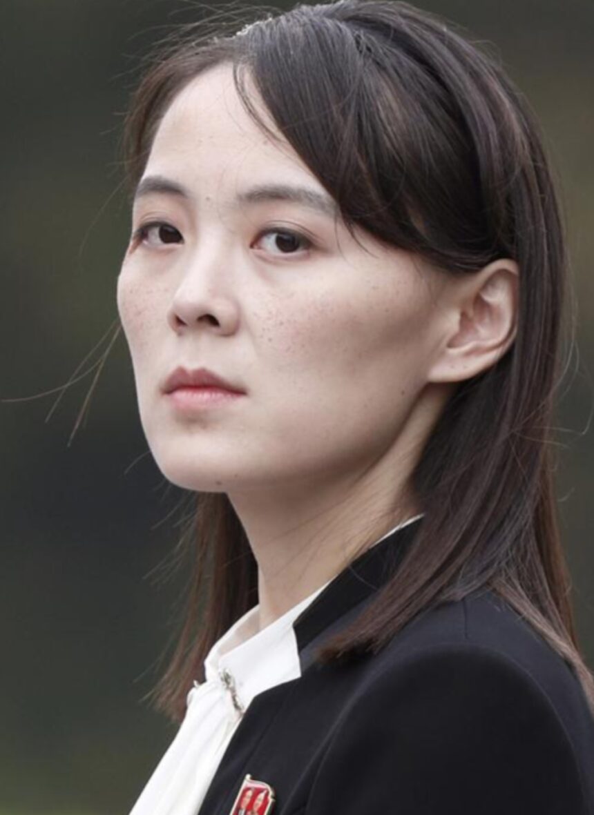 SEÚL, Corea del Sur (AP) — La poderosa hermana del líder norcoreano, Kim Jong Un, atacó el jueves con una serie de insultos a Corea del Sur por considerar nuevas sanciones unilaterales contra Corea del Norte, llamando a su presidente y a su gobierno “idiotas” y “un rabioso”. perro salvaje mordisqueando un hueso regalado por los Estados Unidos” La diatriba de Kim Yo Jong se produjo dos días después de que el Ministerio de Relaciones Exteriores de Corea del Sur dijera que estaba considerando sanciones adicionales contra Corea del Norte por su reciente andanada de pruebas de misiles . El ministerio dijo que también consideraría tomar medidas contra los supuestos ataques cibernéticos de Corea del Norte, que se cree que es una nueva fuente clave de financiación para su programa de armas, si el Norte lleva a cabo una provocación importante como una prueba nuclear.