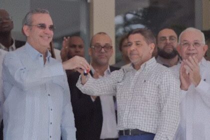 El presidente Luis Abinader entregó este jueves al Ministerio de Agricultura la primera partida de un total de 235 maquinarias y equipos agrícolas por un valor de RD$415 millones de pesos que serán distribuidos en todas las regionales del país, con la finalidad de continuar apoyando y desarrollando la agropecuaria nacional y seguir garantizando la seguridad alimentaria de todo el país. Esta entrega de equipos que fue recibido por el ministro de Agricultura, Limber Cruz, incluye 150 tractores, 3 máquinas adicionales de perforación de pozos, 64 implementos de labranza; así como 6 cosechadoras automáticas y 15 sembradoras que ya fueron entregadas hace 3 meses.