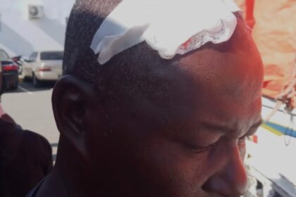 El Cuerpo Especializado de Seguridad Fronteriza Terrestre (CESFronT) informó este jueves que un camionero haitiano, resultó herido tras nacionales de su mismo país, lanzar piedras hacia territorio dominicano desde la puerta binacional de Dajabón. El herido se identificó como Freddy y Junto a más de cien camioneros del vecino país, cargados de mercancía, se encuentran varados en esa provincia, luego de que haitianos bloquearan la entrada entre ambos países, supuestamente por las deportaciones que realizan a sus nacionales desde la República Dominicana.