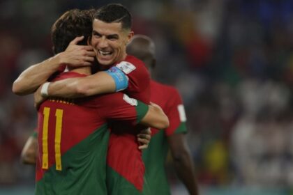 Portugal le ganó a Ghana por 3-2 en su debut en el Mundial de Catar 2022 en el Stadium 974. Los portugueses dominaron el juego la mayor parte del tiempo, aunque también han enfrentado momentos peligrosos en la zona de la portería por la presión de los ghaneses. Cristiano Ronaldo marcó el primer tanto del partido en el minuto 65, realizando con éxito un penalti decretado a favor de su equipo cuando cayó dentro del área por el contacto con el defensa Mohammed Salisu.