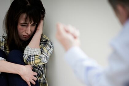Un estudio sobre la violencia de pareja íntima en la República Dominicana ha revelado que la violencia psicológica es la más común de los tipos de violencia que se puede vivir en pareja y a su vez, es la que muestra una correlación más consistente e importante con la salud mental. La investigación realizada por la Pontificia Universidad Católica Madre y Maestra (PUCMM) en colaboración con el Patronato de Ayuda a Casos de Mujeres Maltratadas (PACAM), confirma que las personas con peor salud mental pueden ser más propensas a entrar en relaciones de abuso, y a su vez, el abuso tiene una consecuencia de salud mental.