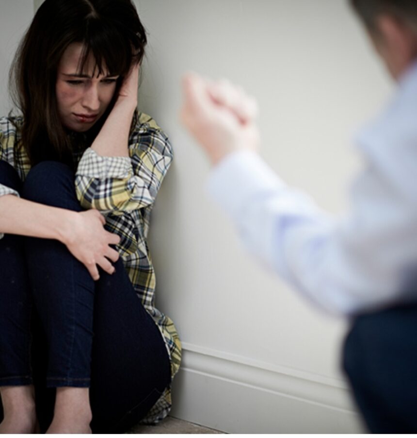 Un estudio sobre la violencia de pareja íntima en la República Dominicana ha revelado que la violencia psicológica es la más común de los tipos de violencia que se puede vivir en pareja y a su vez, es la que muestra una correlación más consistente e importante con la salud mental. La investigación realizada por la Pontificia Universidad Católica Madre y Maestra (PUCMM) en colaboración con el Patronato de Ayuda a Casos de Mujeres Maltratadas (PACAM), confirma que las personas con peor salud mental pueden ser más propensas a entrar en relaciones de abuso, y a su vez, el abuso tiene una consecuencia de salud mental.