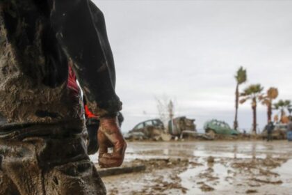 muerto, hasta 12 desaparecidos en deslizamiento de tierra en isla italiana