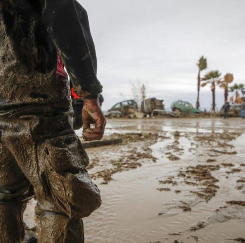 muerto, hasta 12 desaparecidos en deslizamiento de tierra en isla italiana
