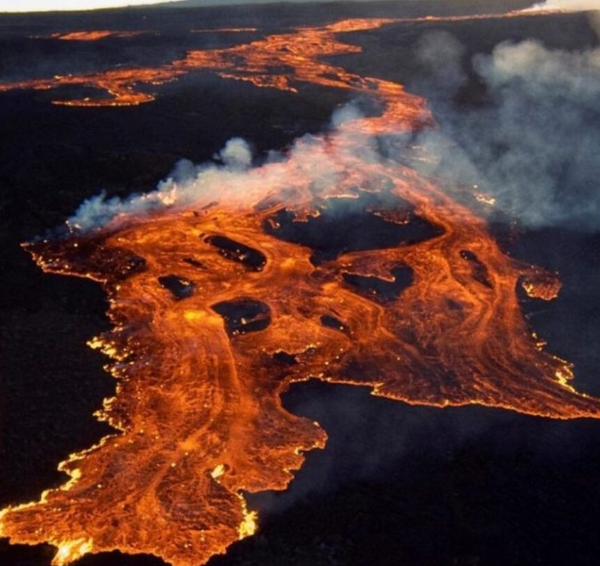 Mauna Loa, el volcán activo más grande del mundo, entra en erupción en Hawái